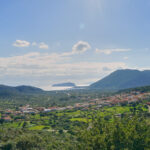 Blick auf Monemvasia in weiter Ferne