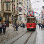 und der Einkaufsstrasse Istiklal Caddesi