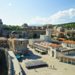 Der Komplex beinhaltet das Schloss der Dschaqeli-Familie, eine Moschee, eine orthodoxe Kirche, eine Zitadelle und ein Amphitheater.