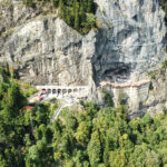 in 1071 m Höhe und etwa 270 m oberhalb einer Schlucht des Altındere