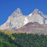 Herrlicher Blick auf den Doppelgipfel Uschba (4737 & 4698 m)