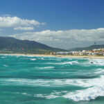 Tarifa hat eine der beliebtesten Küsten für Kite-Surfer