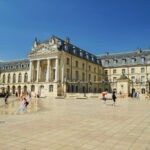 Place de la Libération mit dem Herzogspalast